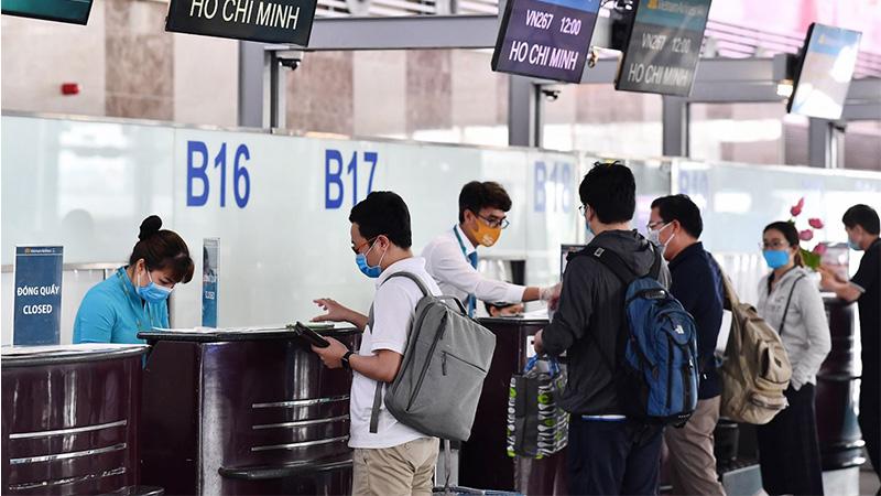 Hình ảnh minh họa các hành động cần làm khi máy bay delay, bao gồm kiểm tra màn hình thông tin, nói chuyện với nhân viên, và thư giãn